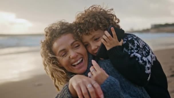 Mom Sohn Hat Spaß Der Küste Nahaufnahme Entzückendes Kind Umarmt — Stockvideo