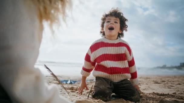 Chłopiec Rozmawiający Matką Plaży Pochmurny Dzień Urocze Dziecko Bawi Się — Wideo stockowe