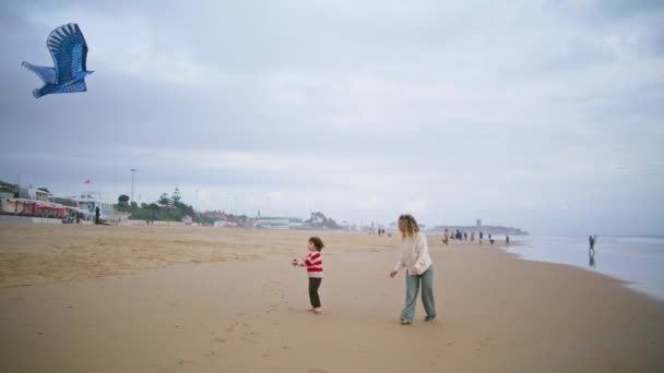 Kleiner Sohn Beim Drachenspielen Mit Eltern Strand Fröhliche Mutter Hilft — Stockvideo