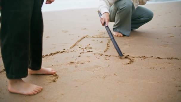 Zbliżenie Ręka Rysować Piasek Plaży Rodzinny Weekend Nieznany Chłopiec Nogi — Wideo stockowe