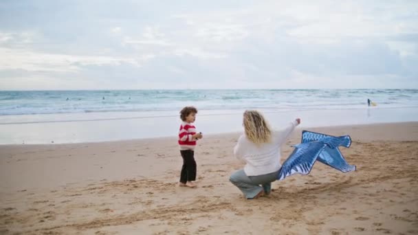 Genitore Lancio Aquilone Giocattolo Con Bambino Sulla Spiaggia Famiglia Giocare — Video Stock