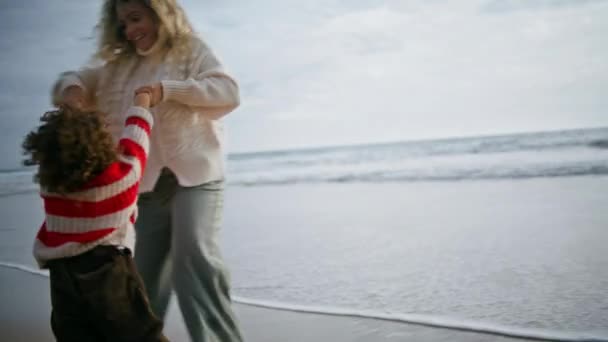 Fröhliche Mutter Dreht Sohn Meeresufer Glückliche Familie Spielt Meer Strand — Stockvideo