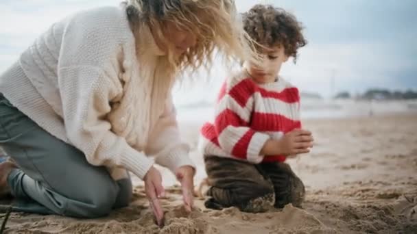 Семейное Строительство Песчаного Замка Прохладном Пляже Мать Одиночка Играющая Маленького — стоковое видео