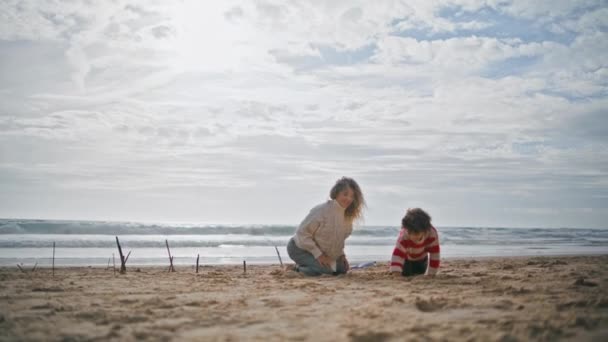 Chłopiec Przedszkola Bawiący Się Plażę Młodą Matką Szczęśliwy Rodzic Odpoczywający — Wideo stockowe