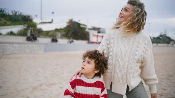 Μητέρα Γιος Πόδια Παραλία Την Άνοιξη Αγαπώντας Την Οικογένεια Απολαμβάνοντας — Αρχείο Βίντεο