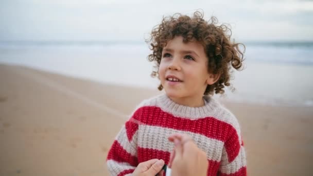 Porträtt Bedårande Lockigt Pojke Vilar Stranden Med Mor Fokuserat Barn — Stockvideo