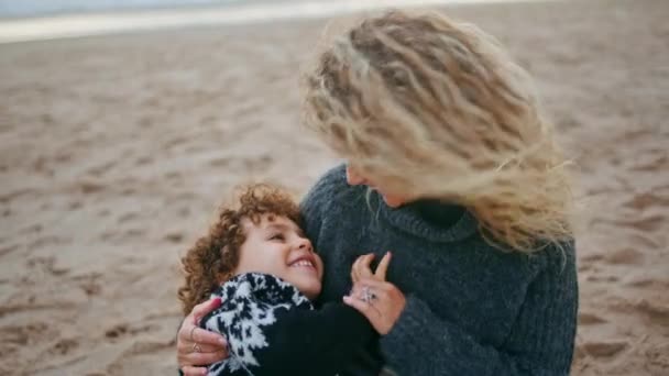 Kochająca Matka Bawiąca Się Uroczym Synkiem Plaży Zbliżenie Szczęśliwy Weekend — Wideo stockowe