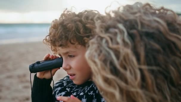 Yakından Bir Çocuk Okyanus Kıyısında Dürbün Görüyor Gülen Aile Sonbahar — Stok video