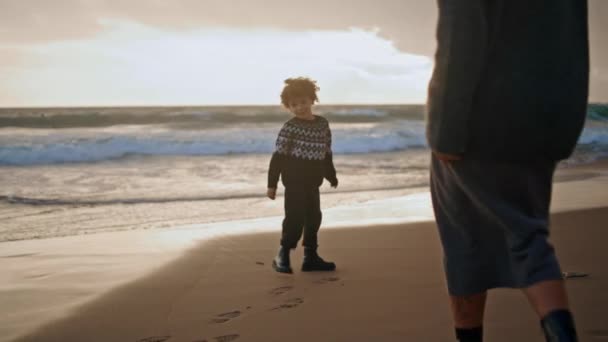 Malá Matka Kráčí Písečné Pláži Zanechává Stopy Při Západu Slunce — Stock video