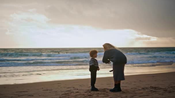 Батько Дражнить Маленького Хлопчика Пляжі Молода Мама Розмовляє Хлопчиком Відпочиває — стокове відео