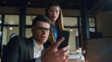 İş ekibi geç saatlere kadar çalışıyor. Akıllı telefon. Arkadaş canlısı meslektaşlar cep telefonu verilerini kontrol edip iş yerindeki satış projelerini tartışırlar. Profesyonel gülümseyen iki borsacı. Meşgul finans yöneticileri