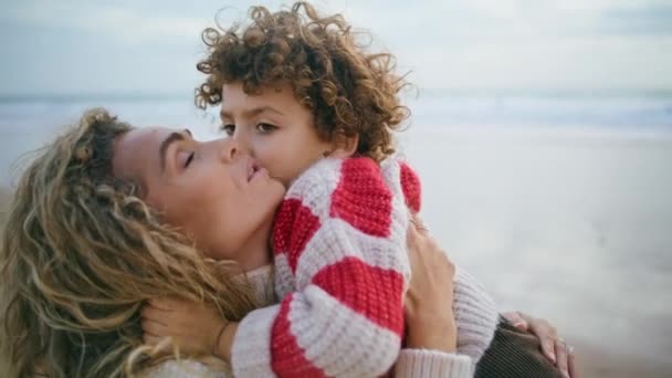 Šťastná Matka Mazlící Syn Podzim Pobřeží Oceánu Detailní Záběr Upřímné — Stock video
