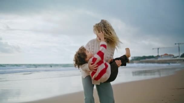 Feliz Madre Divirtiéndose Con Lindo Hijo Playa Del Océano Familia — Vídeo de stock
