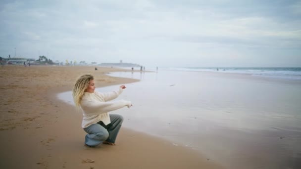 구름낀 바다에 던지는 생각하는 바닷가에서 인생을 고민하고 아름다운 바다에서 주말을 — 비디오