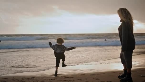 Mały Chłopiec Bawiący Się Brzegu Zachodzie Słońca Radosny Syn Spędzający — Wideo stockowe