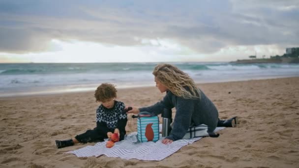 Glückliches Kind Beim Familienpicknick Alleinerziehende Verschenken Spielzeug Ihren Sohn Der — Stockvideo