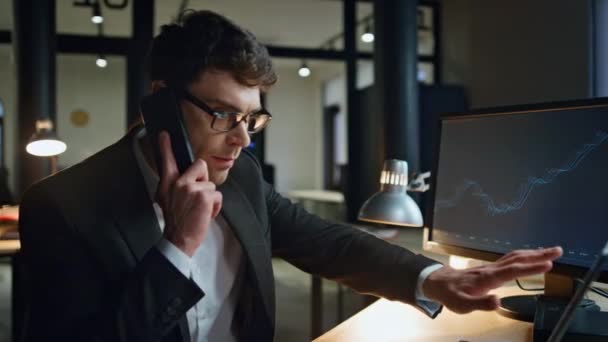 Kierownik Akcji Rozmawia Przez Telefon Komórkowy Wieczornym Biurze Skupiony Człowiek — Wideo stockowe