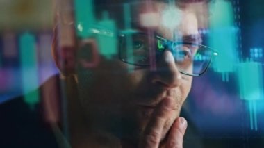 Ekonomik holografik verileri olan kapalı borsa analisti. Gülümseyen tüccar kâr satışlarının finansal strateji üzerine düşündüğünü söyledi. Profesyonel yatırım yöneticisi koruma fonu numaralarını kontrol ediyor.