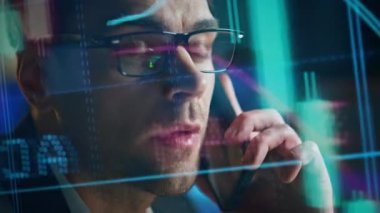 Başarılı bir ekonomist, cep telefonuyla holografik veri yansımasını yakından konuşuyor. Odaklanmış iş adamı senet borsası kârını tartışıyor. Geç saatlere kadar çalışan kendine güvenen tüccar danışmanı istemcisi.