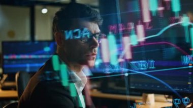 Yatırım müdürü, borsa verilerini satış hologramında kontrol etsin. Karanlık ofisteki kurumsal finansal stratejiyi incelemekle meşgul bir borsacı. Düşünceli başarılı tüccar kar yatırımı planlıyor..