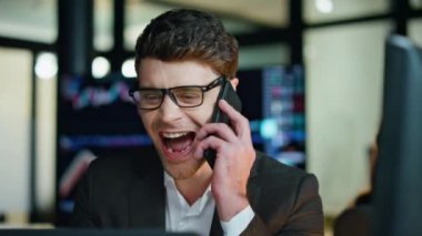 Neşeli iş adamı cep telefonuyla konuşuyor. Başarılı finans müdürü zaferi kutluyor. Mutlu hisse senedi tüccarı iş görüşmesinde yatırım karı hakkında konuştu.