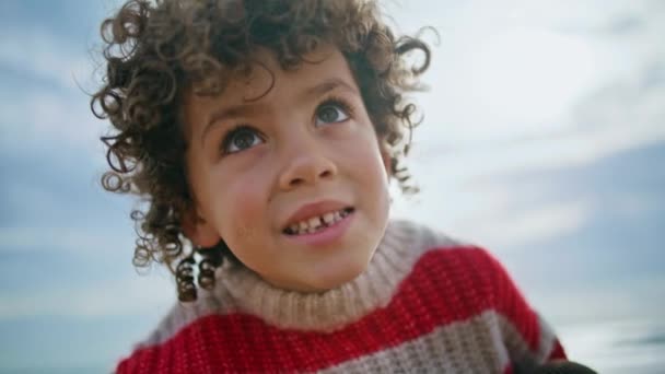 Închideți Copilul Creț Pozând Cer Tulbure Adorabil Băiețel Odihnindu Aer — Videoclip de stoc