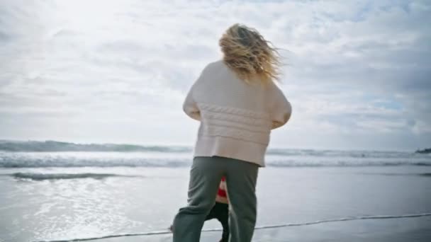 Lachende Eltern Drehen Kind Auf Frühling Ozean Strand Fröhlicher Lockenkopf — Stockvideo