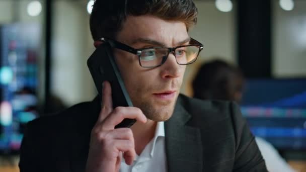Çok Ciddi Bir Adamı Karanlık Ofiste Müşteri Arıyor Düşünceli Bir — Stok video
