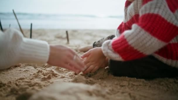 Nahaufnahme Junge Spielt Sand Der Küste Des Ozeans Konzentrierte Kinderhände — Stockvideo