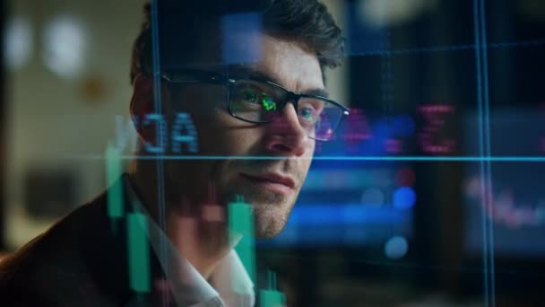 Stratégie Réflexion Gestionnaire Financier Proche Statistiques Boursières Hologrammes Sourire Trader — Video