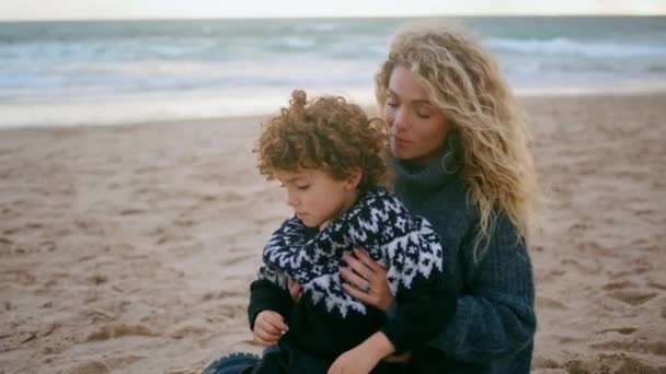Μητέρα Καλύπτει Παιδί Κουβέρτα Κρύο Παραλία Πικ Νικ Closeup Χωρίς — Αρχείο Βίντεο