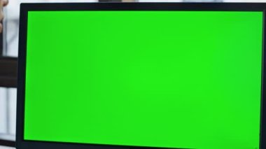 Şirket çalışanı, yeşil bilgisayara yakın çekim yapıyor. Ofis krom anahtar ekipmanı. Bilinmeyen iletişim merkezi operatörü iş yerindeki kulaklık kontrol ekranından bahsediyor. Operatör şablon aygıtı kullan