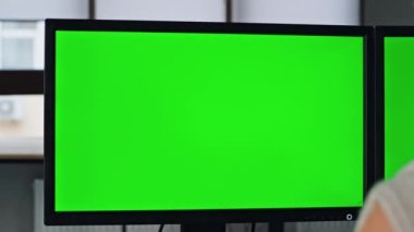 Uzmanlığı krom anahtar bilgisayar ekranını kapatmak. Tasarımcı ofiste arama bilgileri oluşturuyor. Bilinmeyen kadın geliştirici programlama yazılımı. Yeşil şablon bilgisayarı üzerinde çalışan serbest çalışan.