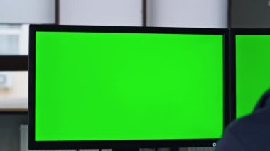 Ofisteki kromakey ekranı kapatın. İş yerinde şablon bilgisayar programlama programı üzerinde çalışan bir yönetici. Mockup Pc üzerinde tanımlanamayan tasarım mühendisi kreat projesi. Veri siber güvenlik servisi