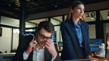 İşletme ekibi kötü haberler aldı. Hüsrana uğramış finansal yöneticiler anlaşma sözleşmesini kaybeder. Cep telefonundan konuşan ciddi bir işçi. Müşteri sorunu proje başarısızlığıyla karşı karşıya olan geç kalmış ticaret yöneticileri.