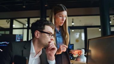 Borsacılar borsa istatistiklerini tartışıyor. Takım profesyonelleri, ofisteki yatırım fonu stratejisini geç saatlere kadar planladılar. Yatırım analizi yapan başarılı uzmanlar.