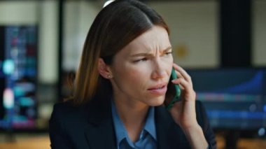Ofiste ciddi kadın konuşmaları cep telefonu kapanışı. Sinirli iş kadını sorunların çözümünü tartışıyor. Satış anlaşmasının başarısızlığı çağrı üzerine sonuçlanıyor. Borsa yöneticisi geç saatlere kadar akıllı telefon konuşarak çalışıyor..