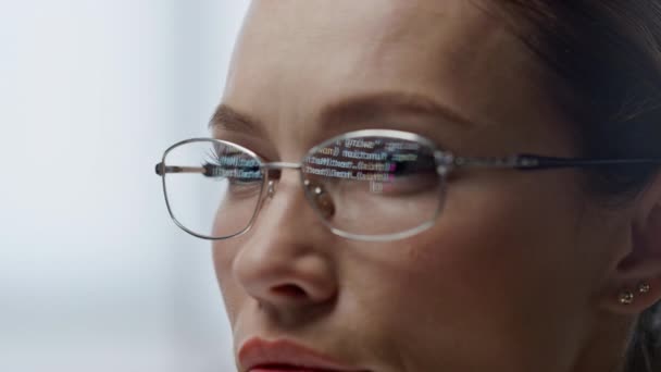Geliştirici Gözlükler Kod Satırlarını Yakından Yansıtıyor Bilgisayar Terminalinde Çalışan Kadın — Stok video