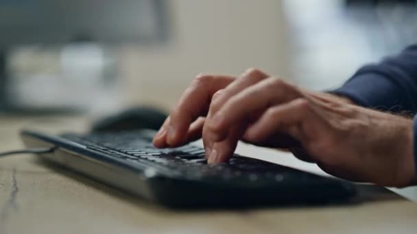 Επαγγελματικά Χέρια Πληκτρολογώντας Πληκτρολόγιο Closeup Διευθυντής Γραφείου Πωλήσεων Περιηγηθείτε Στο — Αρχείο Βίντεο