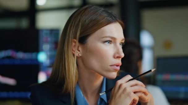 Closeup投资经理正在考虑销售业务 沉默寡言的女人在股市图上思考外汇策略 美丽的女商人贸易经纪人工作财务公司 — 图库视频影像