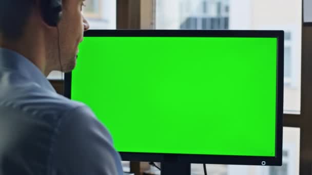 客户服务模拟电脑屏幕特写 办公室里的铬绿色关键设备 数据中心的不明销售公司代言操作员说话耳机工作监测模板设备 — 图库视频影像