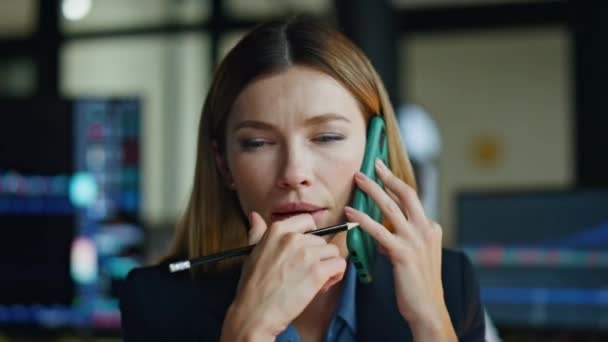 Investiční Manažer Mluví Detailu Chytrého Telefonu Pensive Business Woman Consulting — Stock video