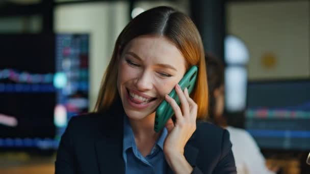 オフィスでスマートフォンを話す起業家の笑顔を閉じます ビジネス会話を楽しむ幸せな労働者は呼出しのプロジェクトの利益を論議するよいニュースを得る 美しい株式市場のマネージャーは クライアントに相談 — ストック動画