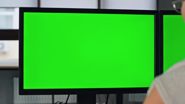 经理工作绿色Pc屏幕特写 两个铬钥匙监视器在总部 未被认可的女性是初创公司的专业编码程序模型软件 模板计算机设备 — 图库视频影像