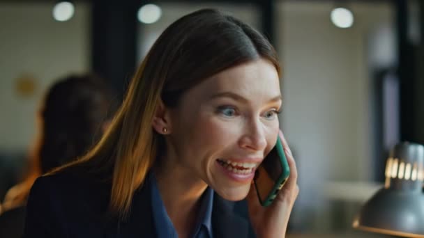 Radosny Menadżer Mówiący Zbliżeniu Telefonu Komórkowego Szczęśliwa Bizneswoman Cieszy Się — Wideo stockowe