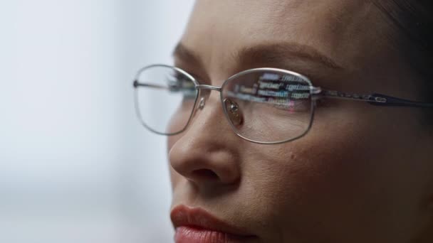 Óculos Mulher Refletindo Fechamento Código Operador Desenvolvedor Focado Falando Analisando — Vídeo de Stock