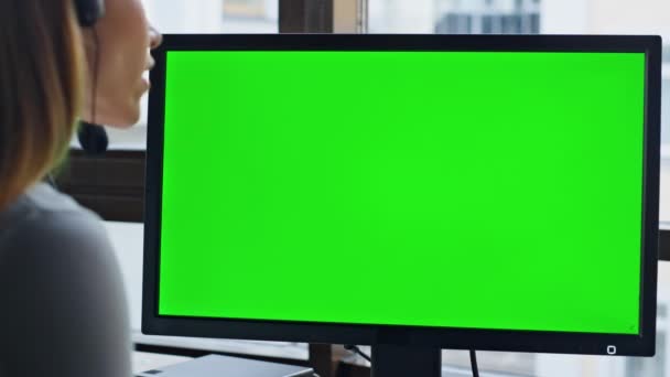 办公室工作人员绿色屏幕电脑特写 忙碌的服务经理在工作场所谈论客户寻找彩色关键设备 未被承认的女服务人员在模拟装置咨询手势 — 图库视频影像
