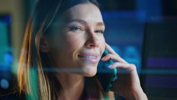 Försäljningschef Ringer Cellen Data Reflektion Närbild Glad Börshandlare Talar Mobiltelefon — Stockvideo
