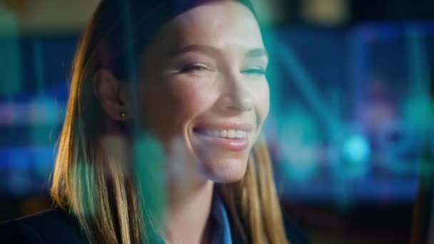 Zbliżenie Udanego Przedsiębiorcy Patrząc Strategii Zysku Uśmiechnięta Kobieta Hologramie Planuje — Wideo stockowe
