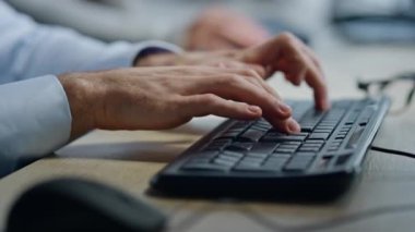 Operatör elleri klavyeyi kapatıyor. Ofis yöneticisi fare tıklayarak çalışıyor. Tanımlanamayan adam veri merkezinde internet gezen tuşlara basıyor. Bilgisayar kullanarak araştırma yapan serbest çalışan bir öğrenci.